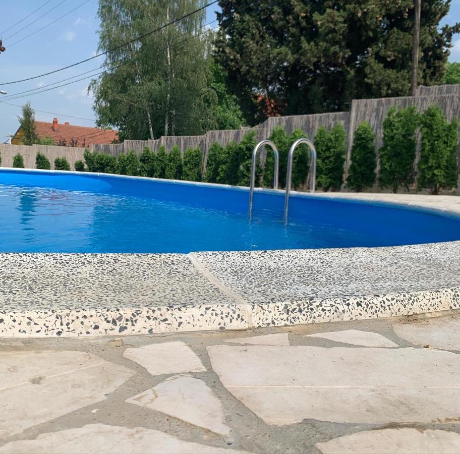 Mika'S Poolhouse Villa Belgrado Buitenkant foto