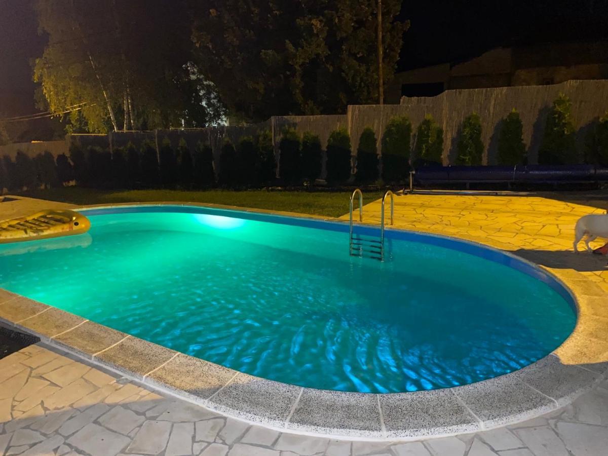 Mika'S Poolhouse Villa Belgrado Buitenkant foto